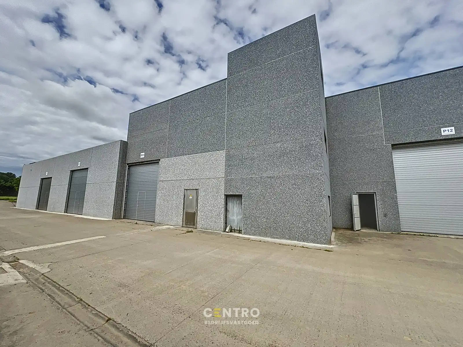 Instapklaar magazijn (250m2) met automatische sectionaalpoort langs de N8 te Elverdinge (Ieper). Ambachten toegestaan ! foto 2
