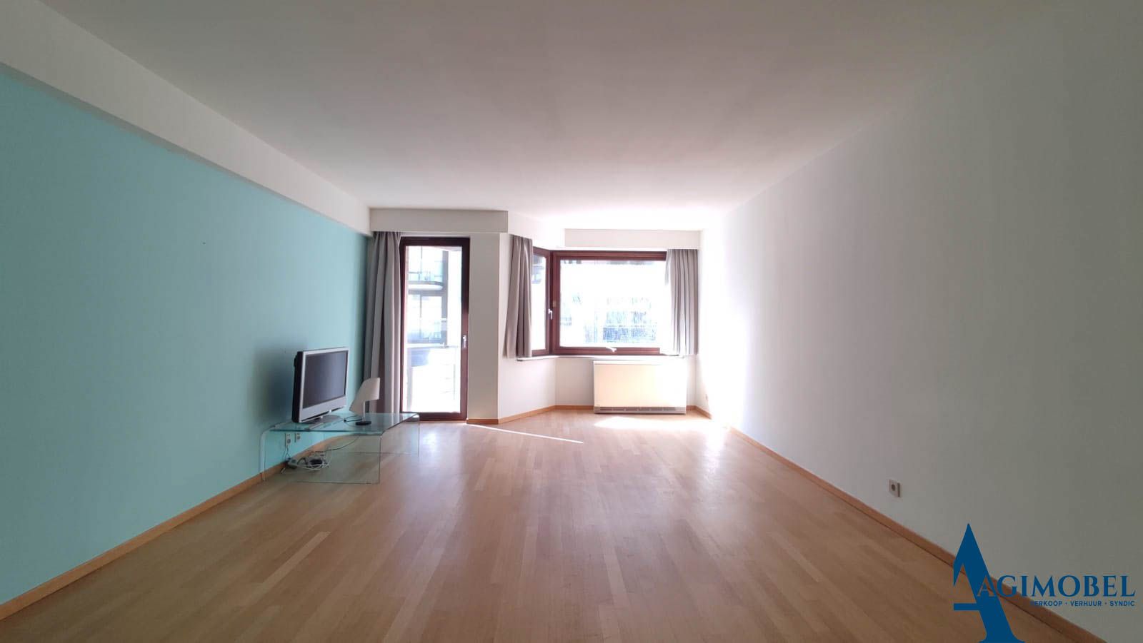 Aangenaam appartement met zijdelings zeezicht op de Parmentierlaan te Knokke foto {{pictureIndex}}