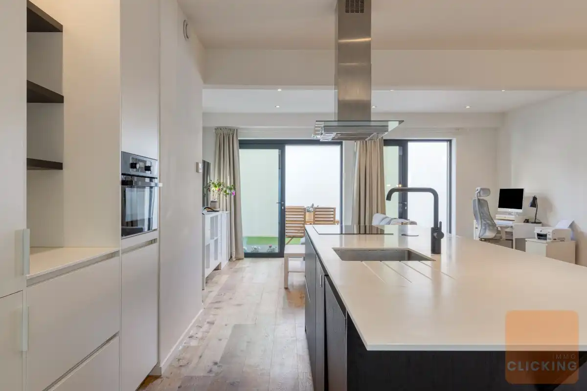 Stijlvol en recent appartement met tuin en patio foto 5