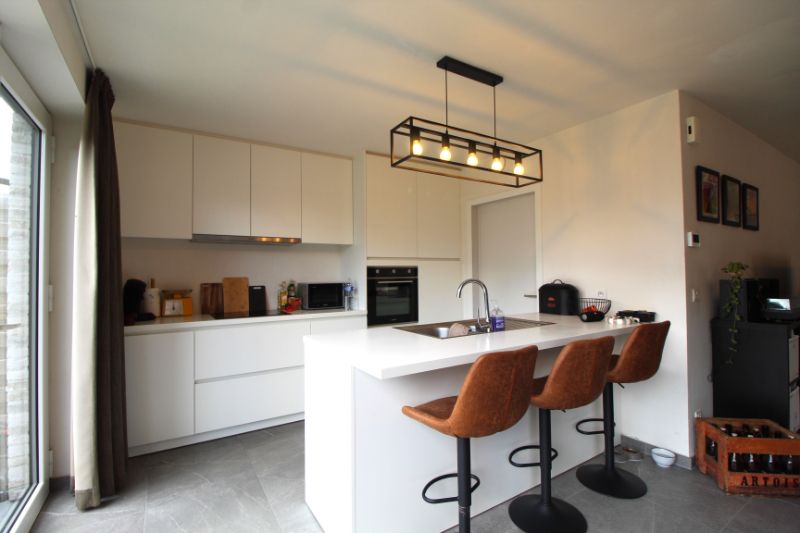 Recente hoekwoning bij centrum Poperinge foto 5