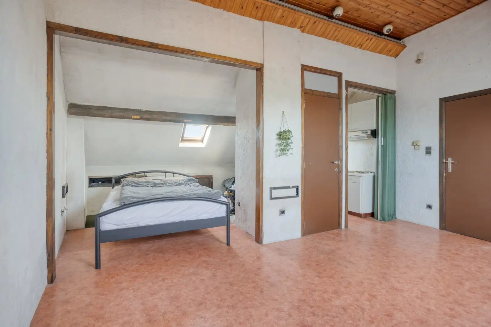 Ruim appartement met bovenliggende studio en garage foto 17