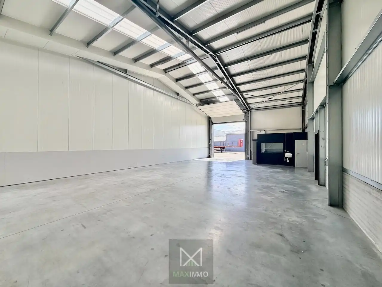 Nieuwbouwloods met bureau en koer te huur in industriezone Grensland Menen foto 4