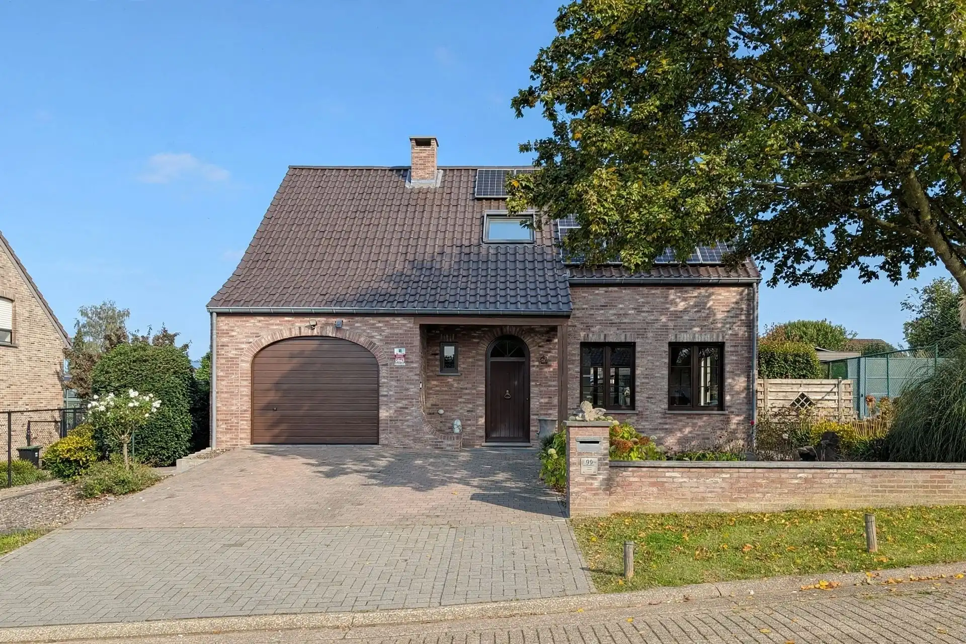 Instapklare gezinswoning met 3 slaapkamers en gezellige tuin foto 2