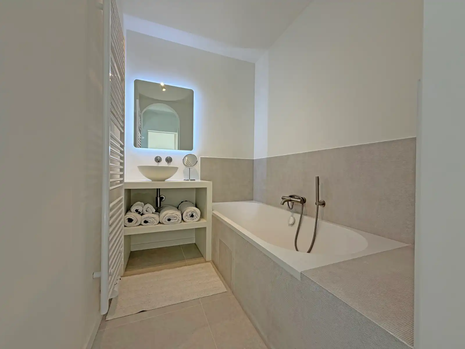 Stijlvol gerenoveerde woning met 4 slaapkamers foto 12