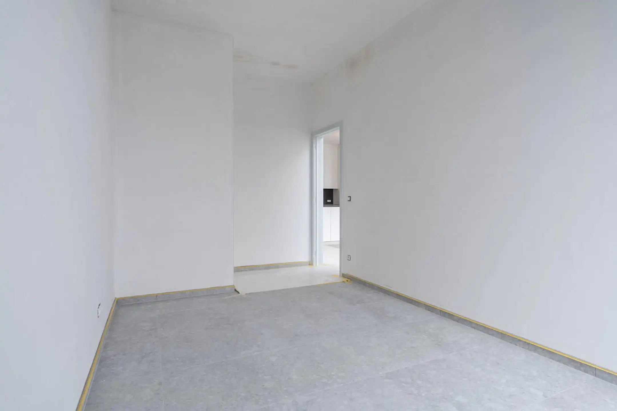 Modern 2-slpk app met terras en autostaanplaats. foto 14