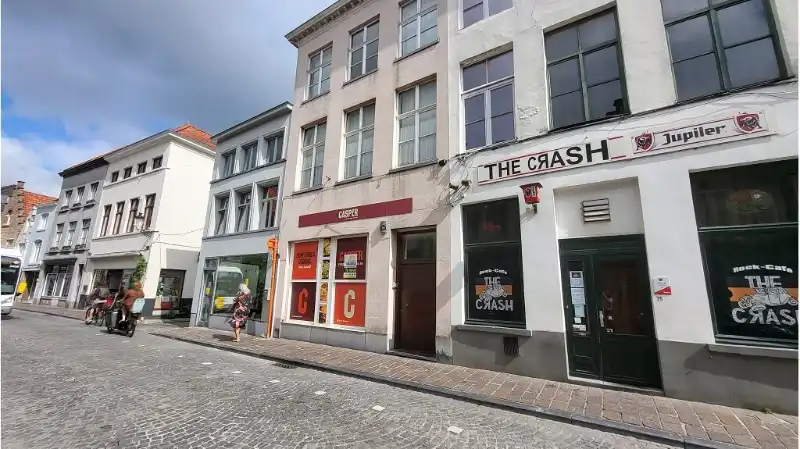Instapklare Winkelruimte op commerciële ligging te huur in centrrum Brugge foto {{pictureIndex}}