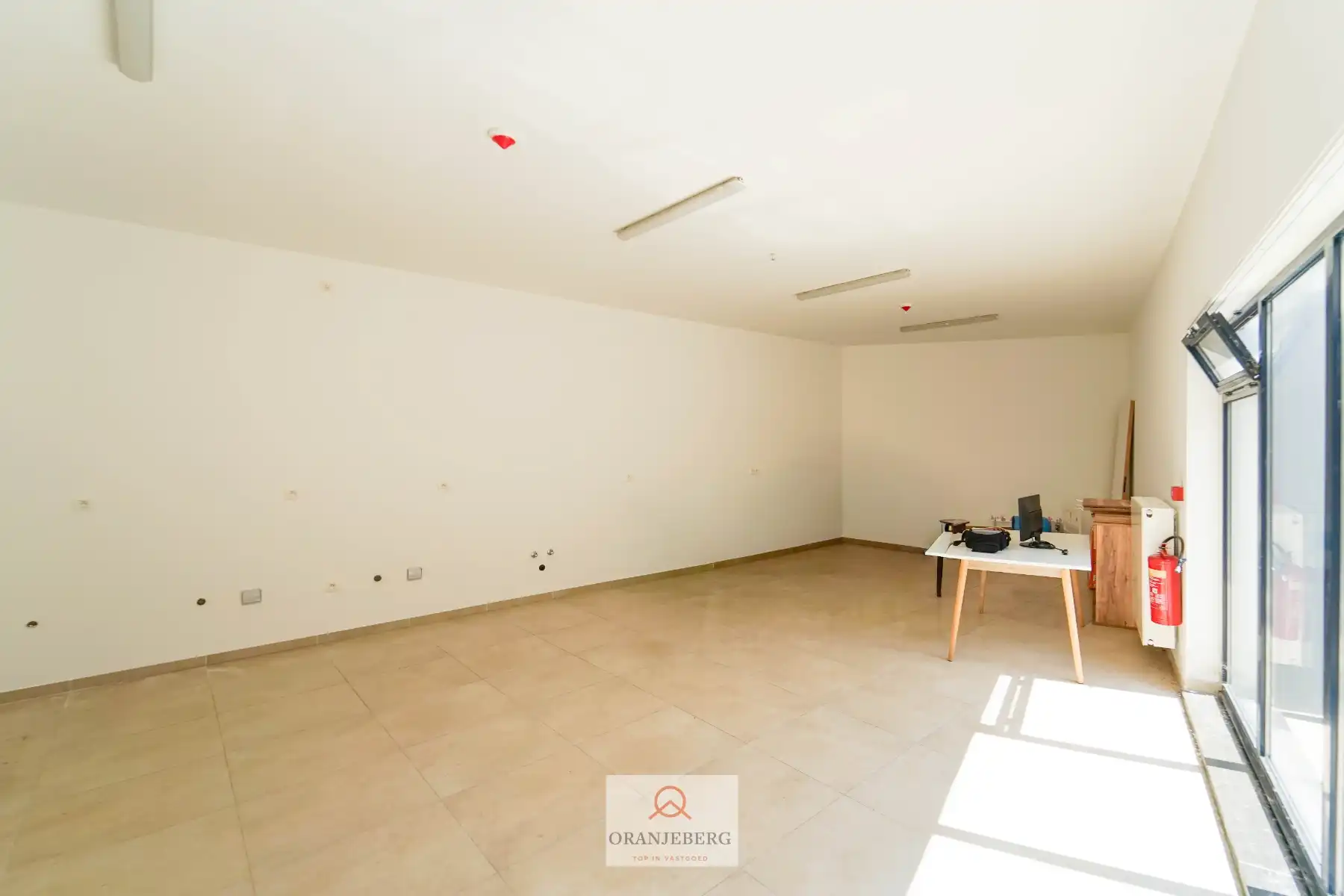Recent volledig gerenoveerd handelspand (+-280m²) in Sleepstraat TE HUUR met een moderne uitstraling. foto 9