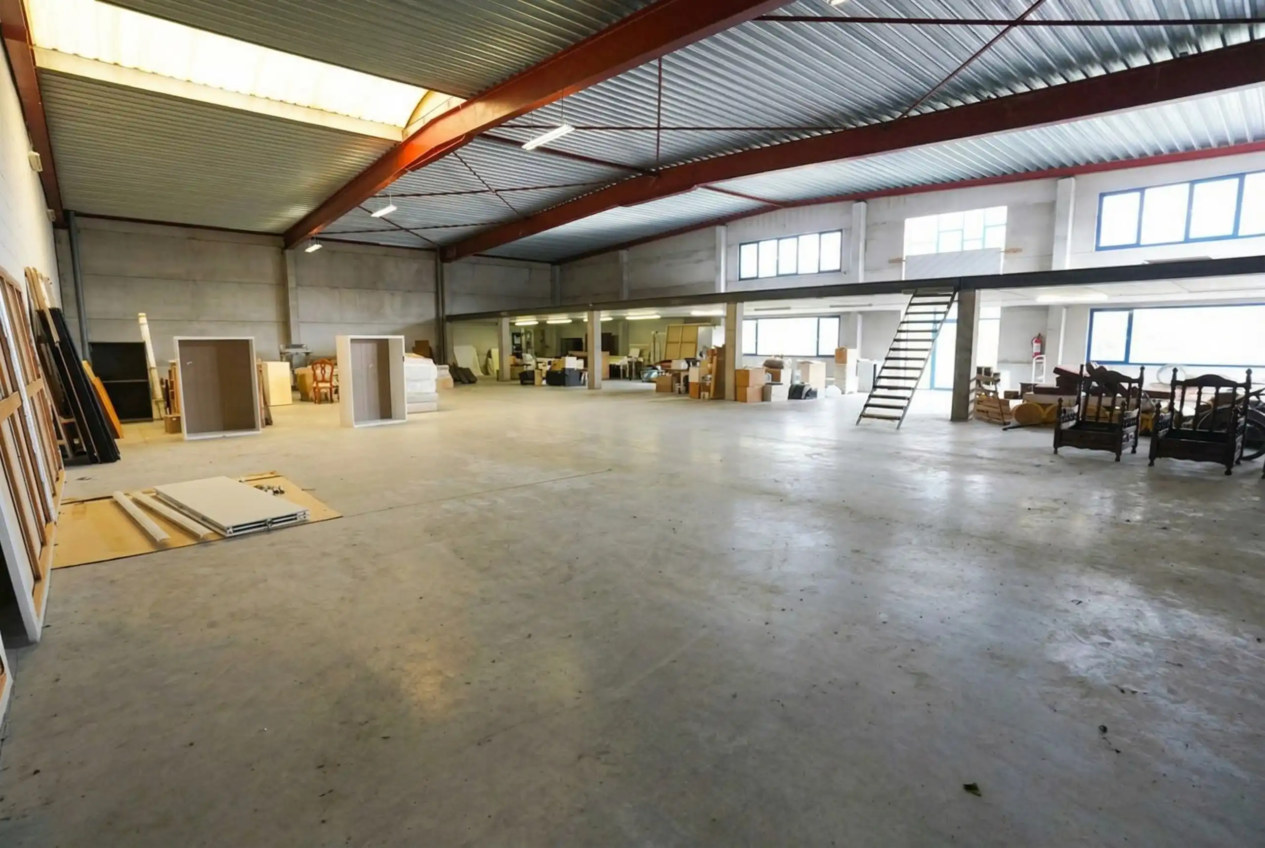 Ruim en instapklaar magazijn (510 m²) met veel lichtinval foto 2