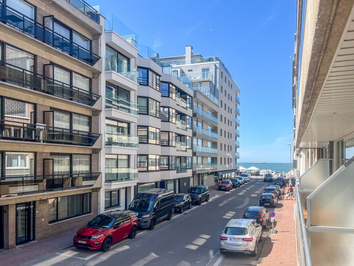 Appartement met zijdelings zeezicht  en zicht op de Kustlaan en met een ruim terras. foto 4