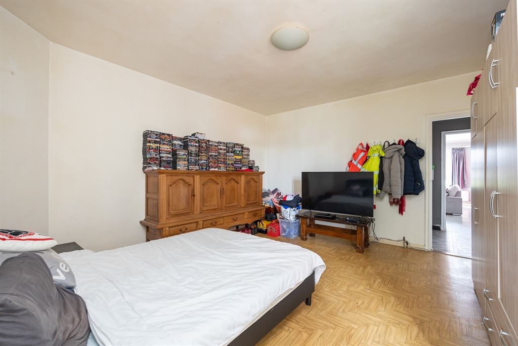 Ruim op te frissen appartement met 3 slaapkamers foto 12