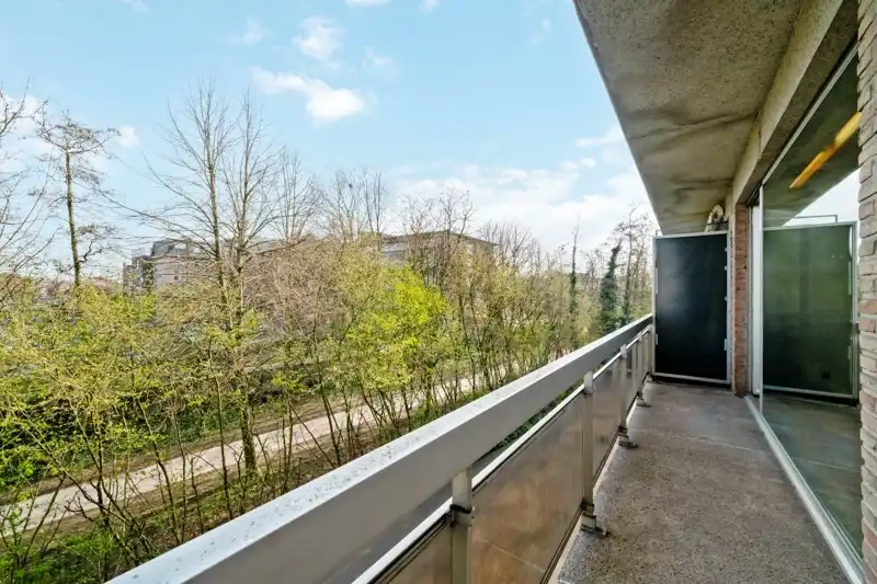 Roeselare-stadsrand. Leuk gelegen twee-slaapkamerappartement van 83m2 met 2 terrassen van 8.50m2. In 't groen op een boogscheut van 't centrum. Als investering of als betaalbare starter ! foto 9