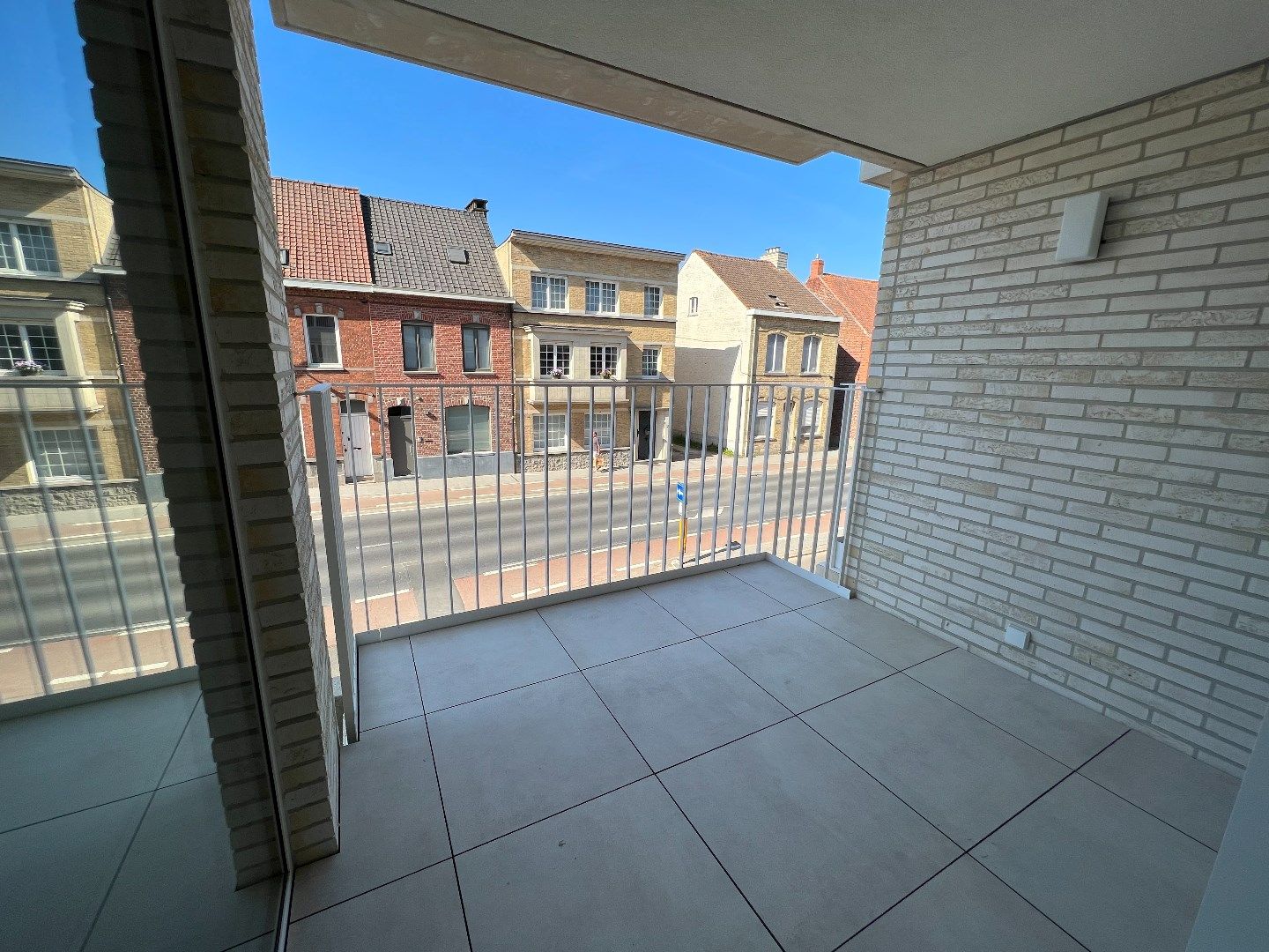 NIEUWBOUWAPPARTEMENT MET 2 SLAAPKAMERS, TERRAS EN CARPORT IN IEPER foto 2
