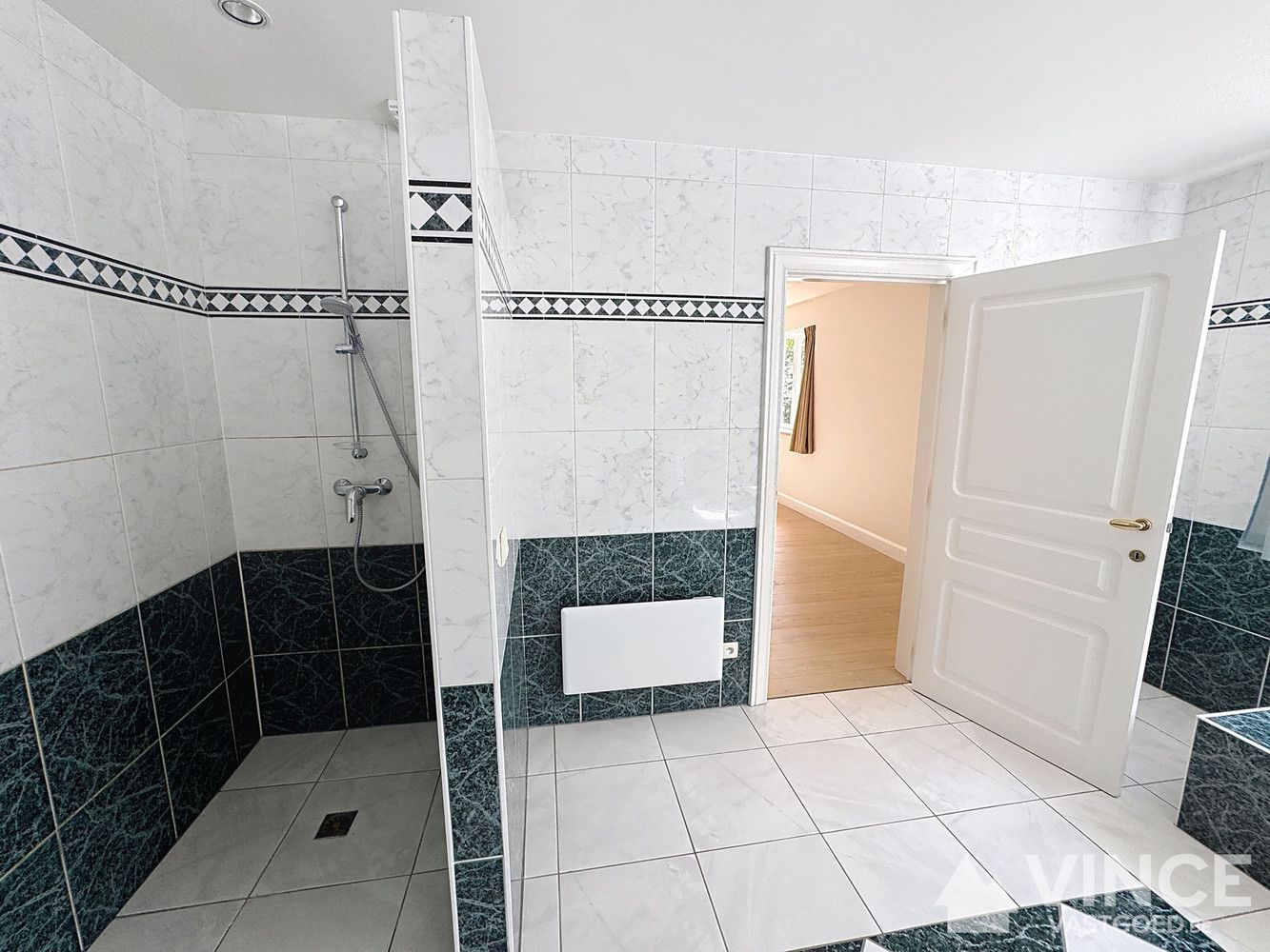 Prachtige villa in een rustige straat, omringd door groen foto 23