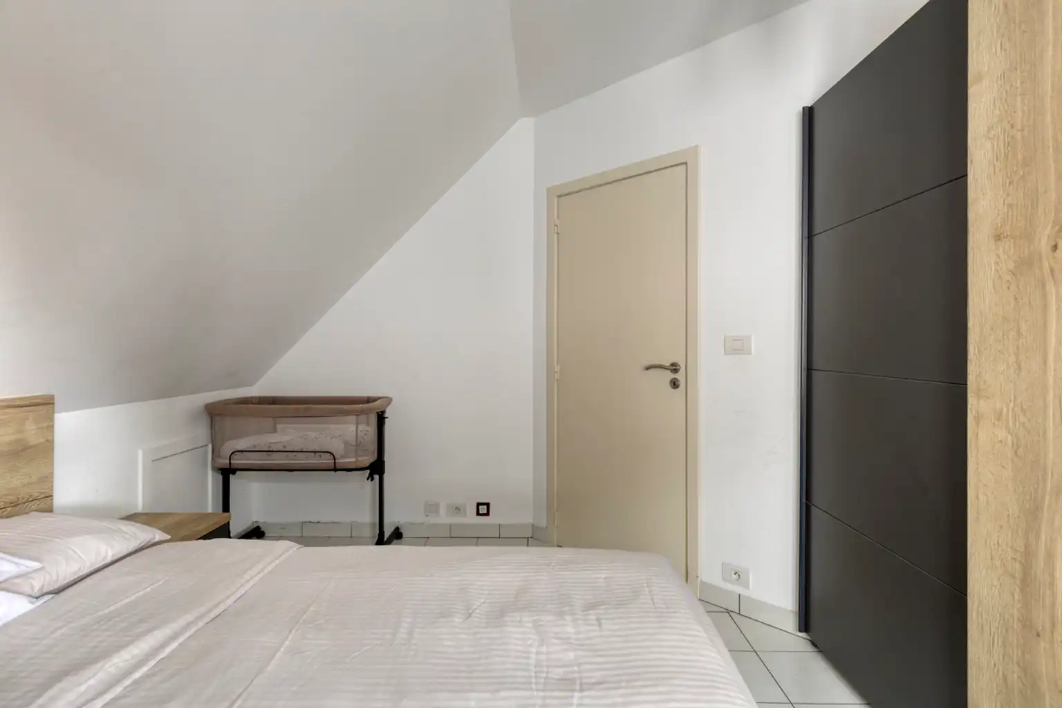Ruime viergevelwoning met vier slaapkamers in Zellik foto 8