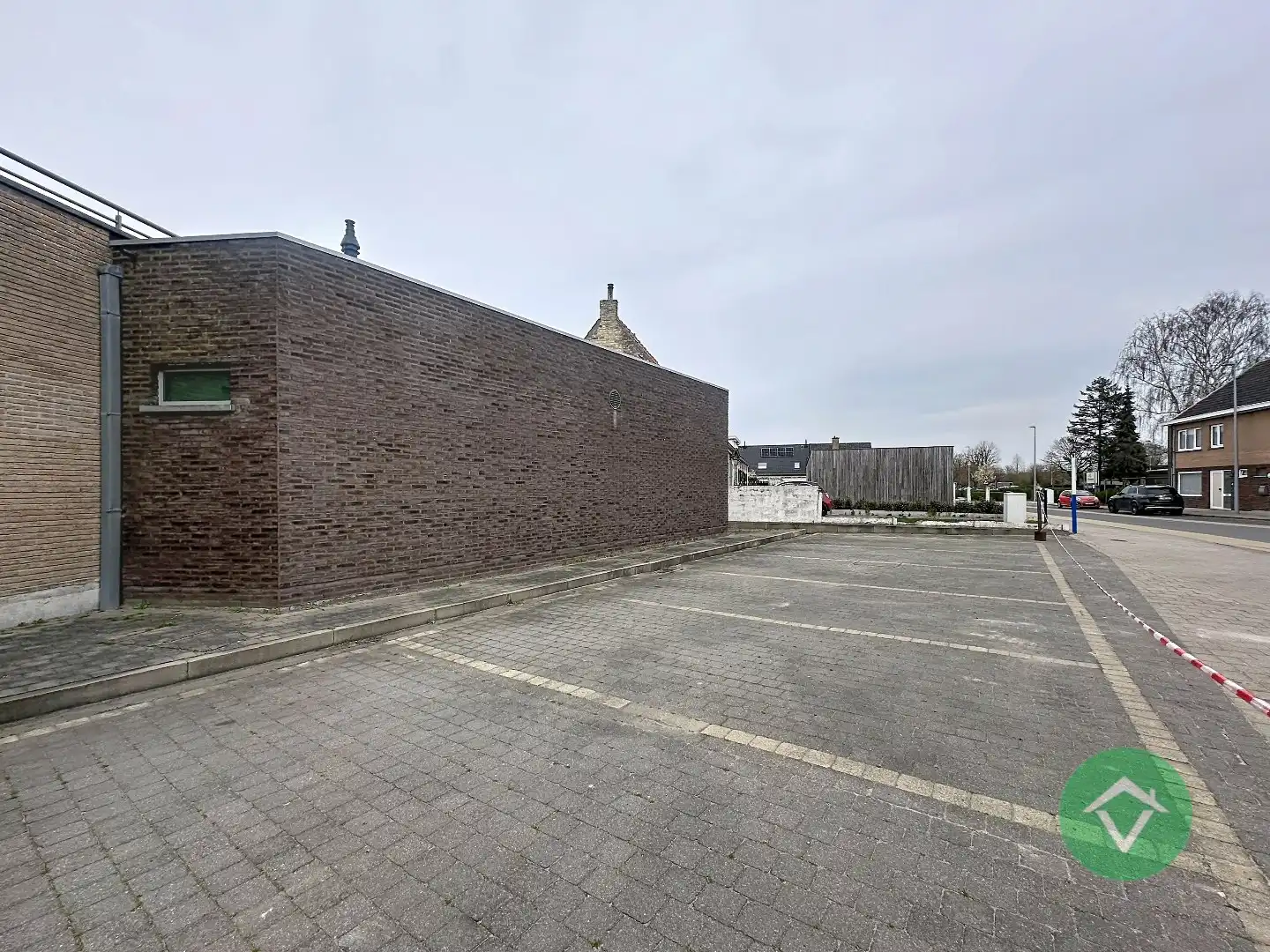 Commerciële toplocatie in Vleteren met burelen, vergaderruimtes en parking foto 23