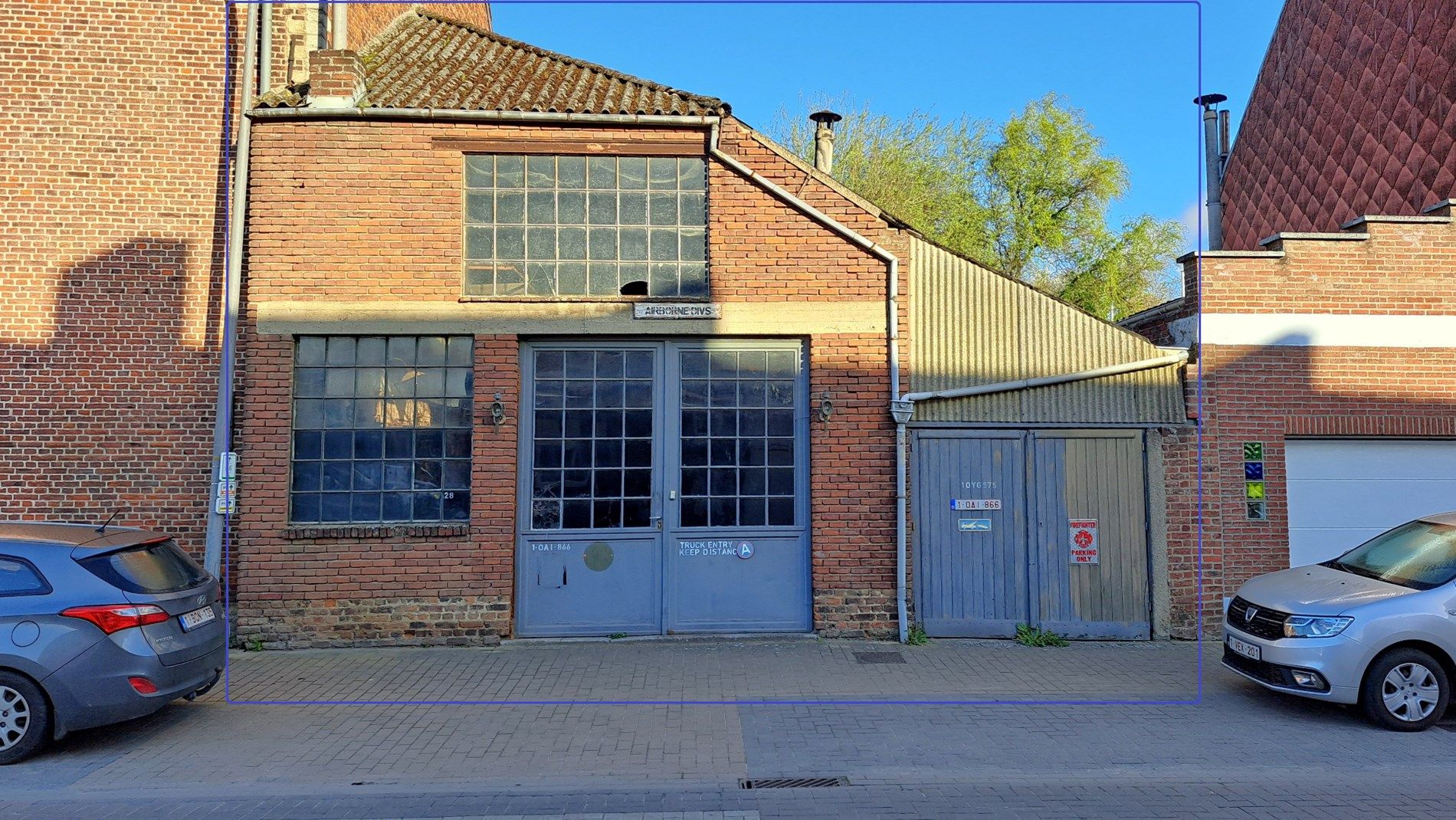 Opslagplaats met grote inrijpoort foto 1