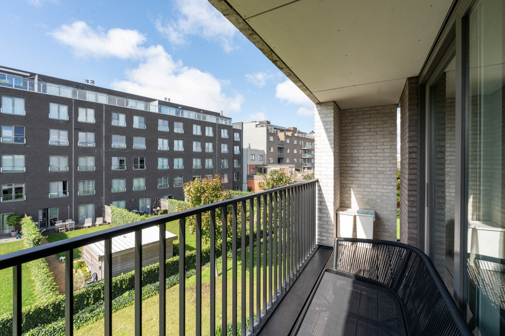 Ruim, zongericht hoek appartement (94m²) met 2 slpks. foto 9