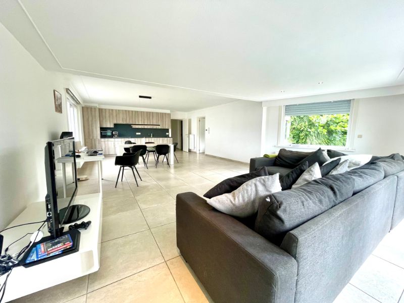 GERENOVEERD GELIJKVLOERS APPARTEMENT MET TWEE SLAAPKAMERS, TUIN EN GARAGE foto 3