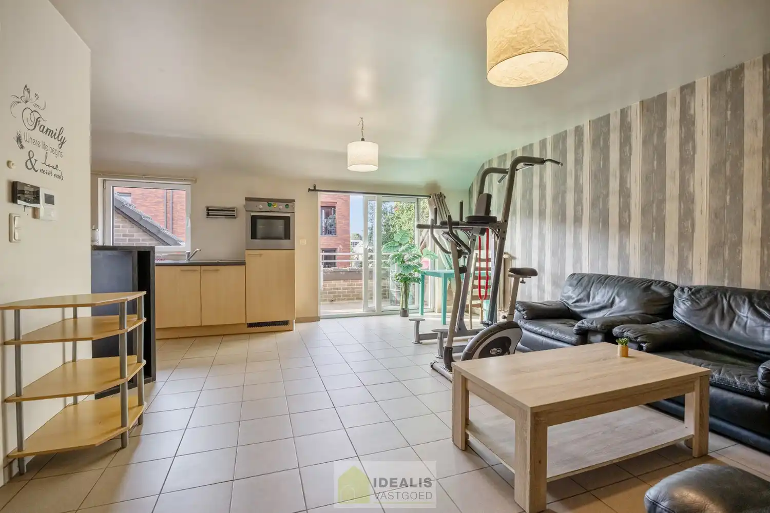 IDEALIS VASTGOED – KNAP APPARTEMENT GELEGEN OP UITERST CENTRALE LOCATIE TE OVERPELT, PELT. Dit knappe appartement met bouwjaar 2000 omvat een aangename ca.72m² en  biedt plaats aan een lichtrijke leefruimte met aansluitend goed onderhouden keuken, 2 knappe slaapkamers, badkamer en dakterras! Een fraai appartement, zeer geschikt voor kandidaten op zoek naar betaalbare woonruimte vlak bij het centrum van (Over)Pelt! foto 8