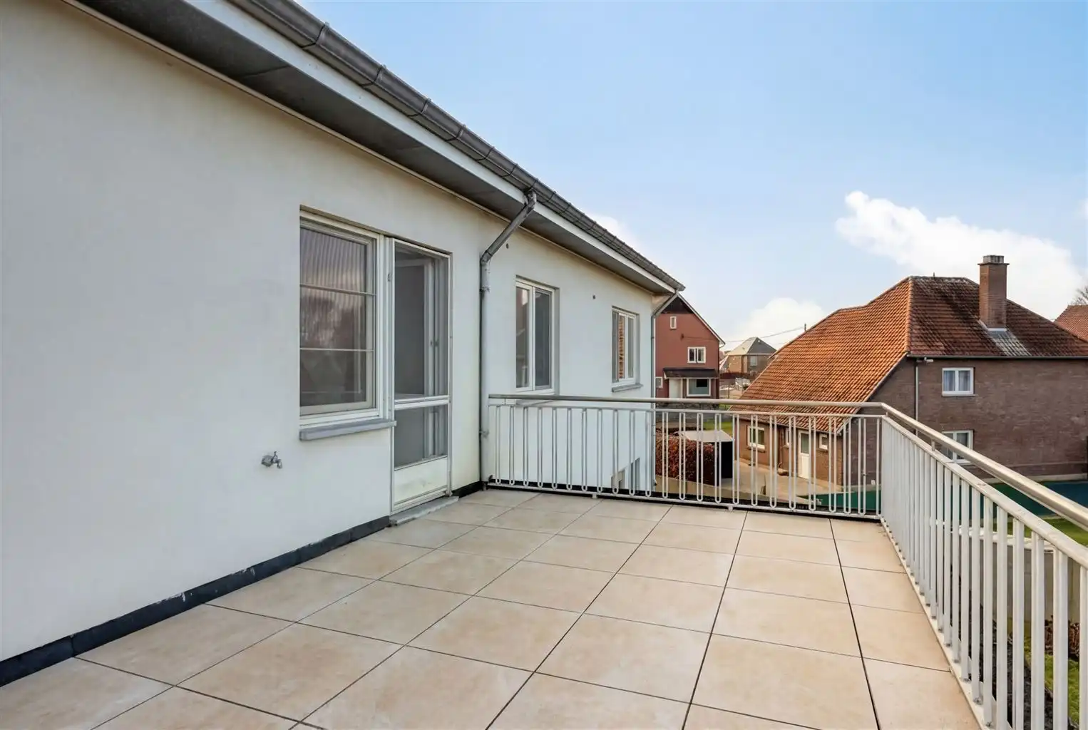 Zeer ruim 4-slaapkamerappartement met ruime terrassen en een afgesloten garage, gelegen nabij het centrum van Maaseik. foto 11