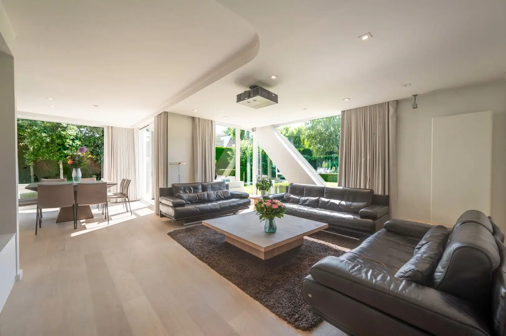 Vrijstaande villa, rustig gelegen in een aangename residentiële omgeving aan de rand van Knokke. foto 3