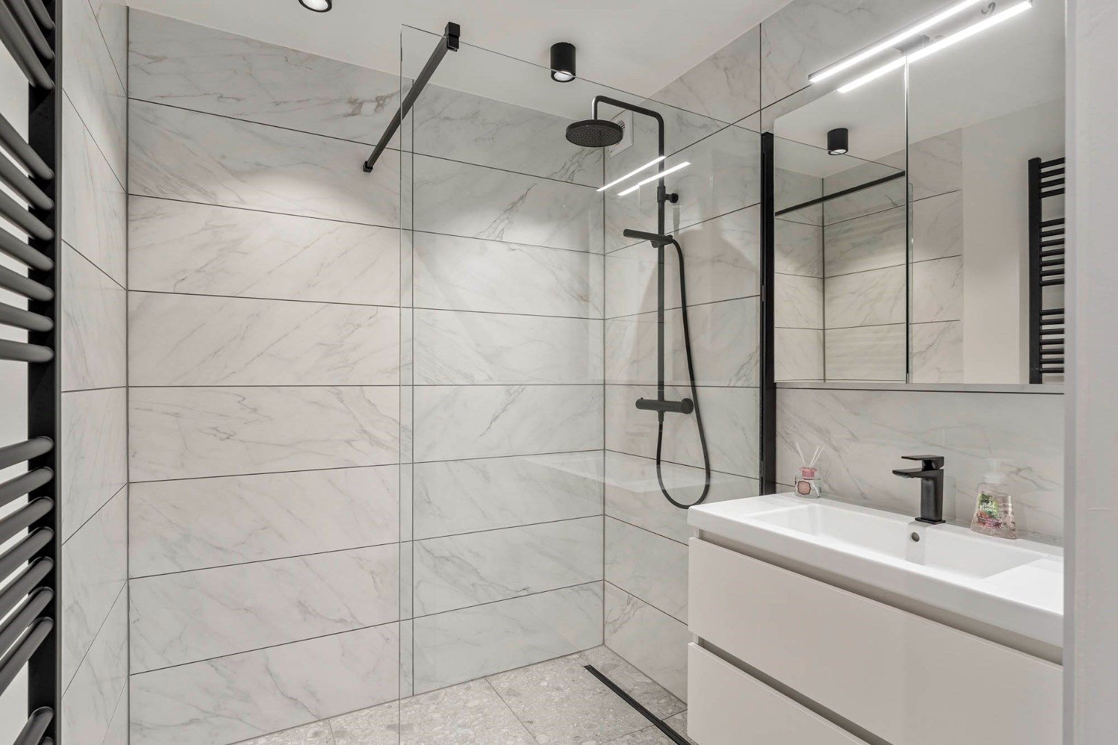Knap afgewerkt 2-slaapkamer appartement met standplaats vlakbij het centrum foto 21