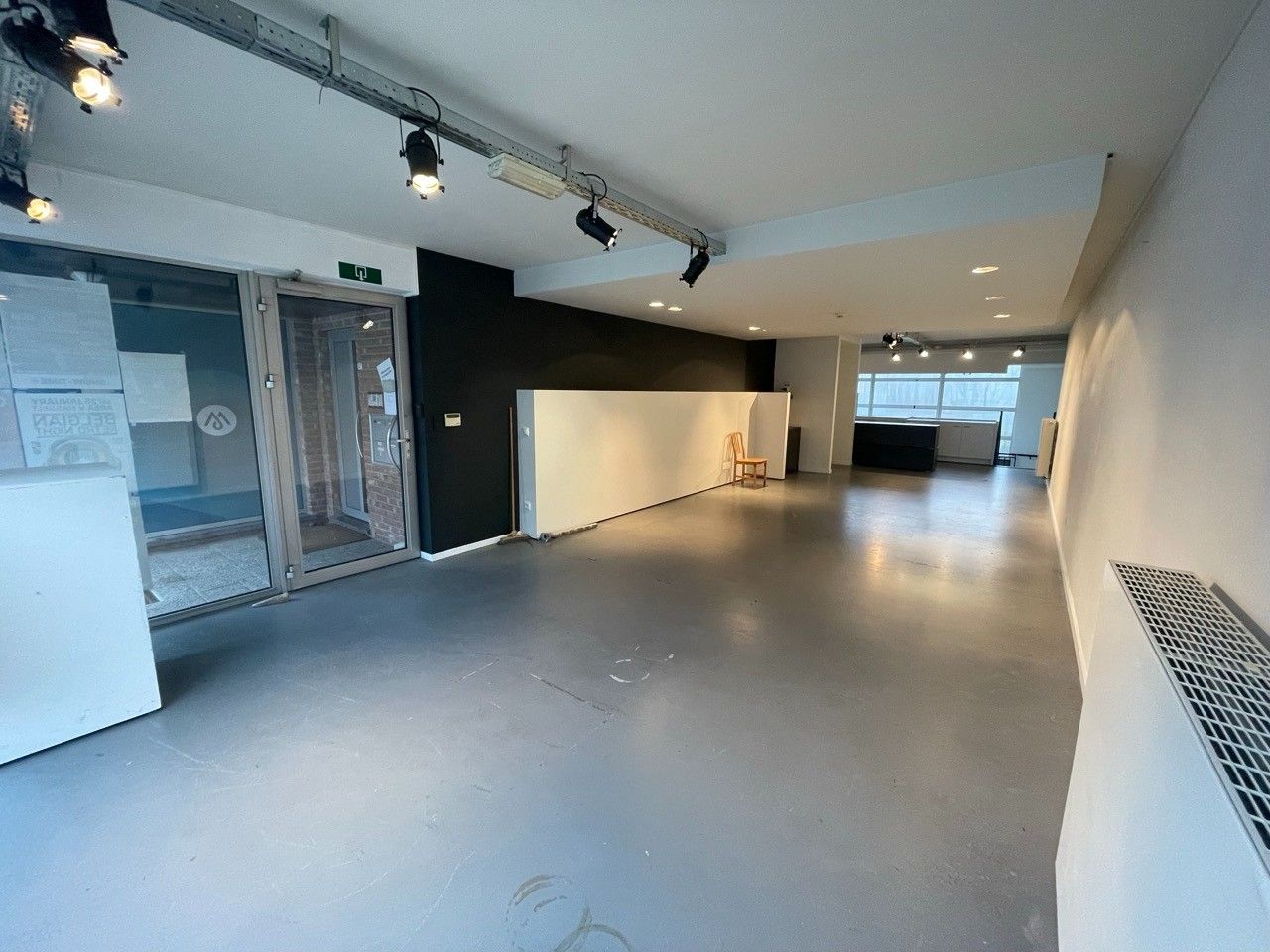 Genk, Vennestraat 127/2B Volledig instapklaar handels- of horecapand (120m2) met 2 terrassen. foto 3