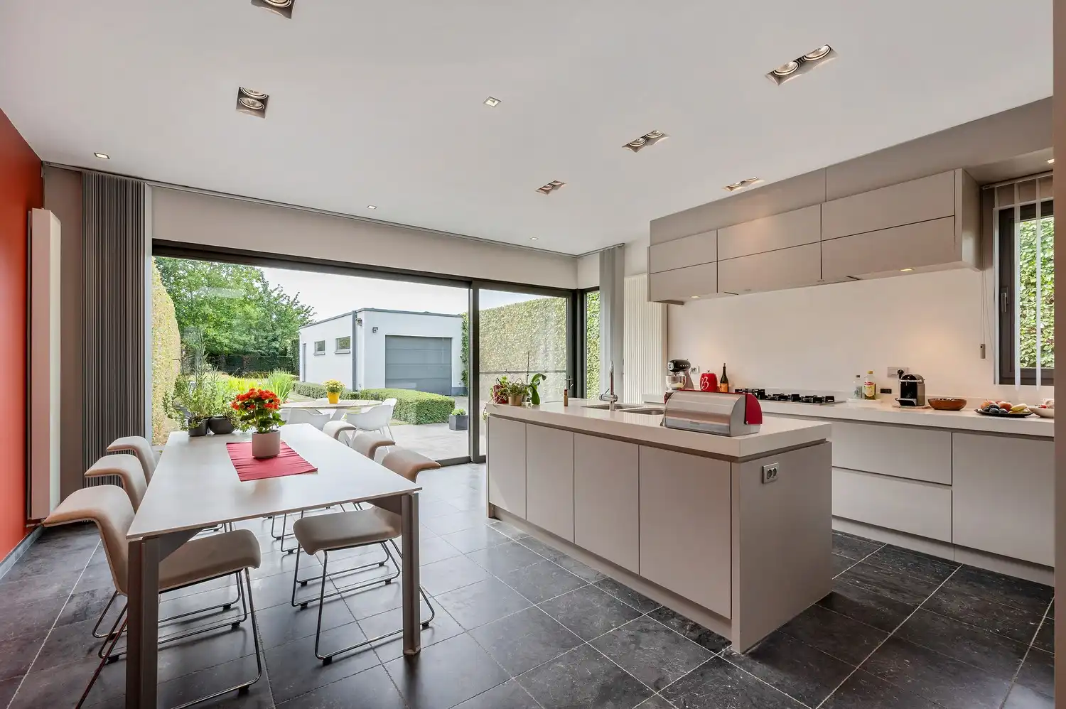 Halfopen woning op toplocatie met zwemvijver en garage. foto 16