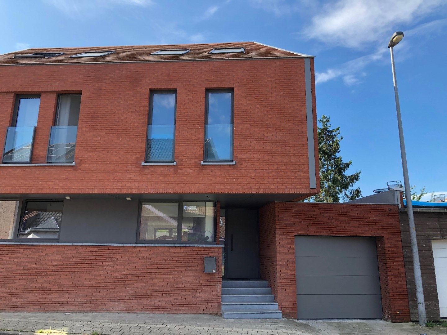 Moderne, energiezuinige recente woning nabij het centrum van Bellegem! foto {{pictureIndex}}