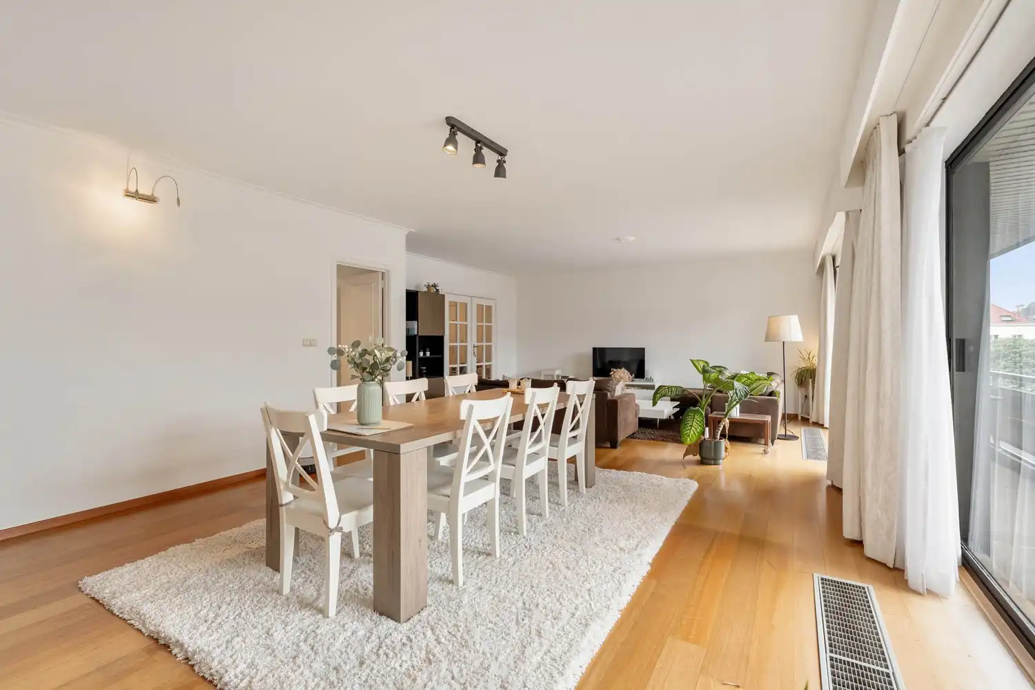 Ruim (141m²) 3-slaapkamerappartement met staanplaats, kelder én twee grote terrassen foto 4