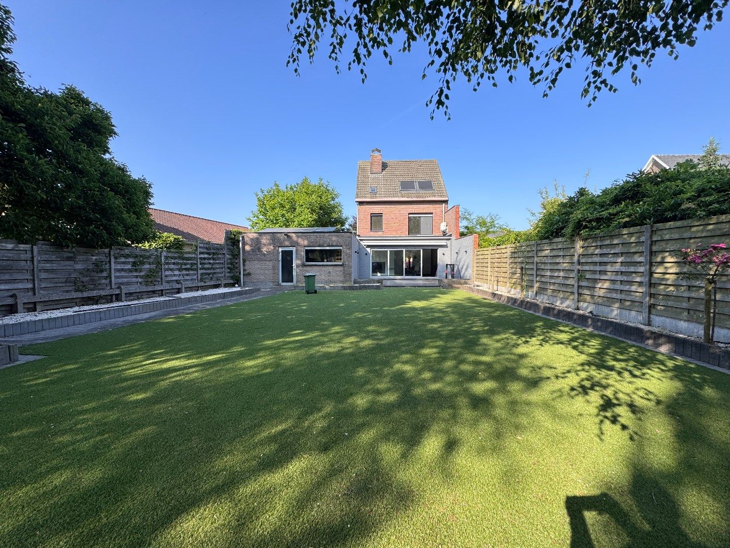 Volledig gerenoveerde, instapklare gezinswoning met grote tuin en dubbele garage foto 25