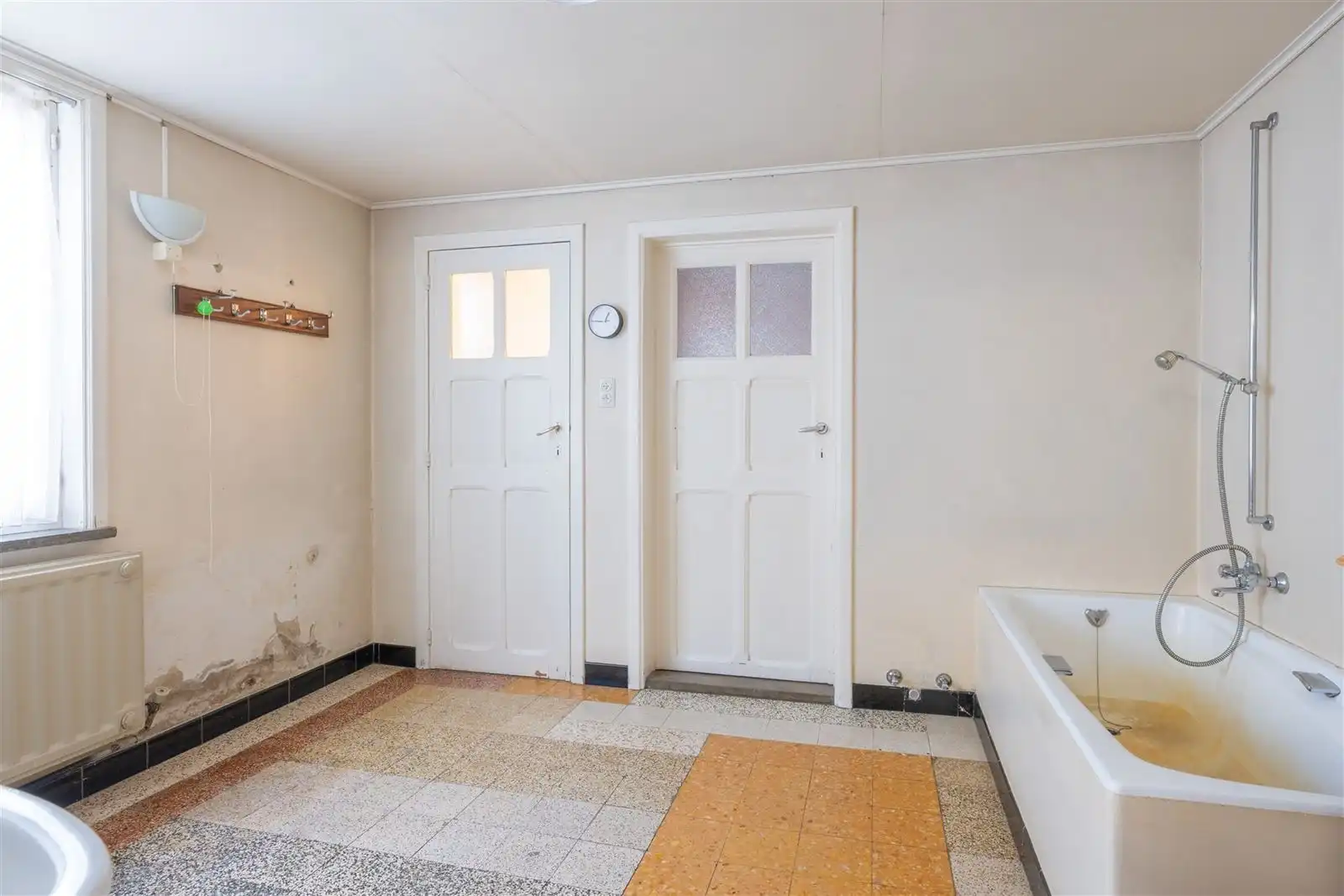 Te renoveren woning met ruime garage in centrum Zottegem! foto 5
