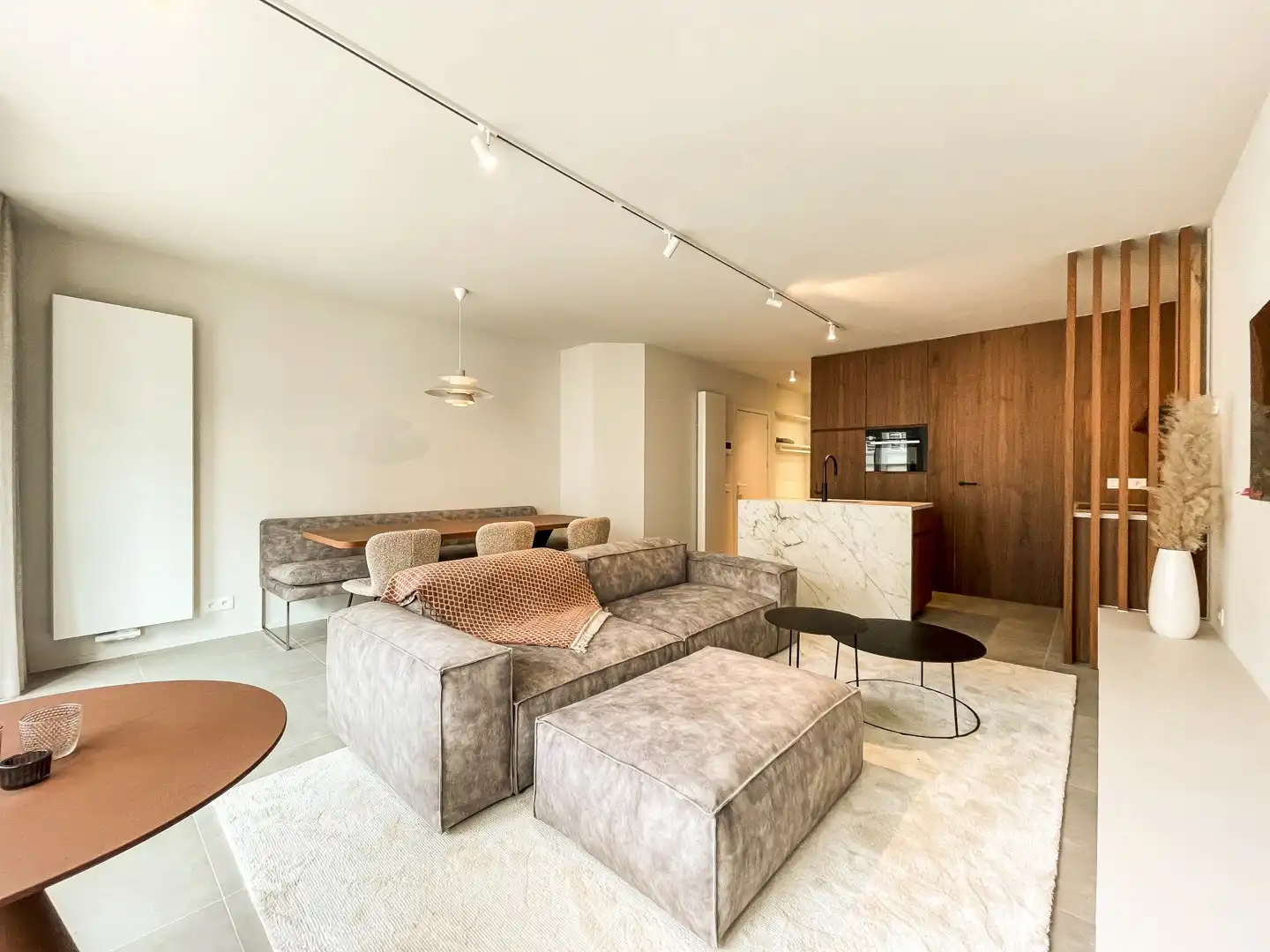 Mooi gerenoveerd appartement met zijdelings zeezicht op enkele passen van de dijk en het Driehoeksplein. Mogelijkheid tot aankoop parking in het gebouw. foto {{pictureIndex}}