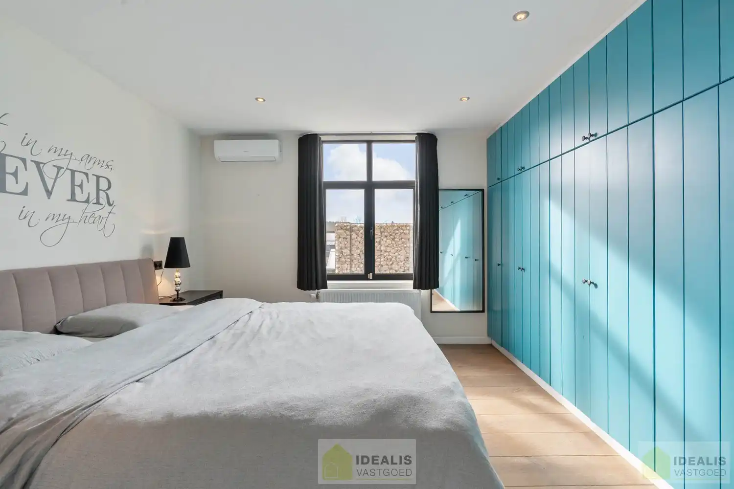 IDEALIS VASTGOED - Gerenoveerd duplex appartement gelegen op het Itterplein in het Brouwershof, kortom wonen op een unieke locatie in een pand met een rijke geschiedenis!! Dit ruime duplexappartement omvat maar liefst ca.155m² bewoonbare oppervlakte en voorzien van een ruime woonkamer met aansluitend keuken, badkamer voorzien van bad en douche, 3 slaapkamers en ruim dakterras. Uiterst geschikt voor kandidaten op zoek naar een instapklaar duplex appartement op een toplocatie midden in hartje Opitter, Bree! foto 15