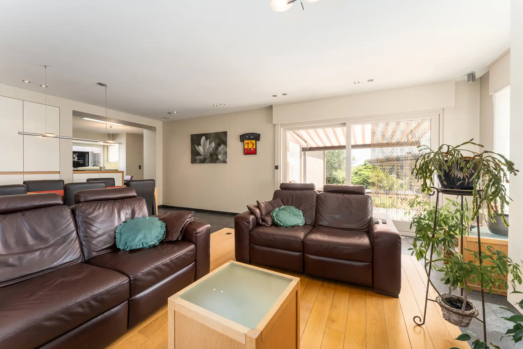Ruime woning met loods foto 6