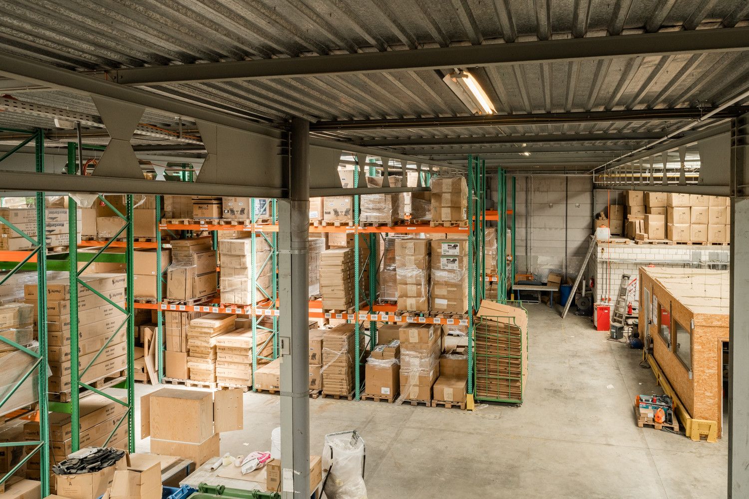 RUIM MULTIFUNTIONEEL BEDRIJFSPAND MET KANTORENCOMPLEX foto 40