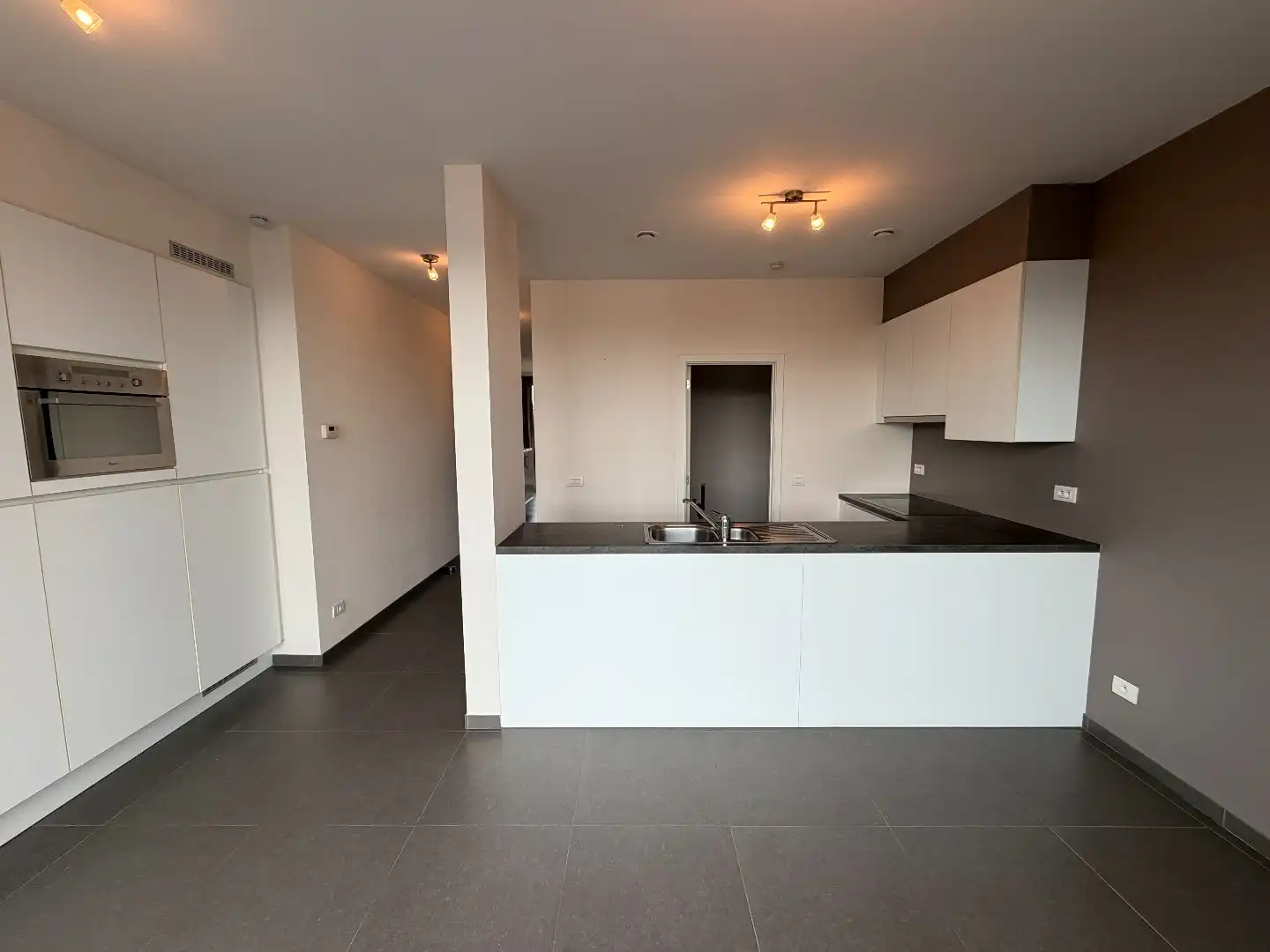 Uiterst ruim appartement (119m²)  met twee slaapkamers op de markt van Houthulst foto 4