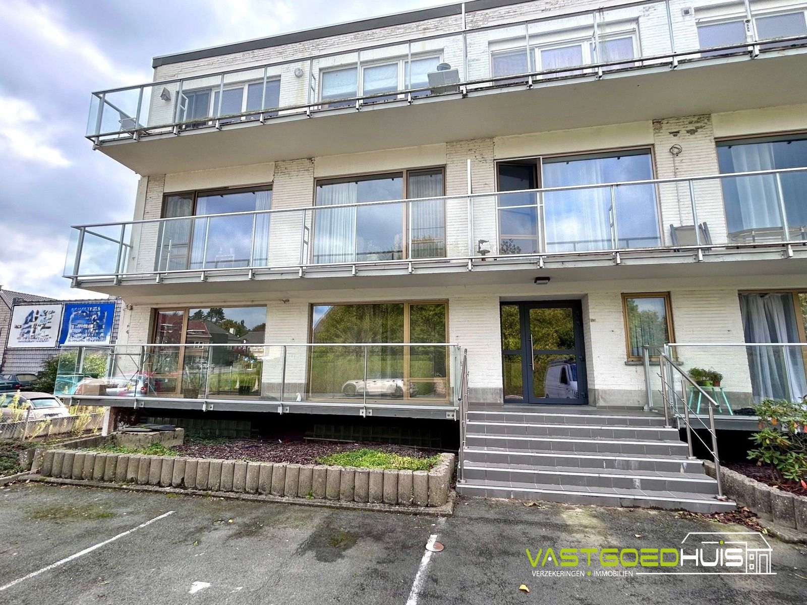 Ruim, gelijkvloers appartement met terras foto 3