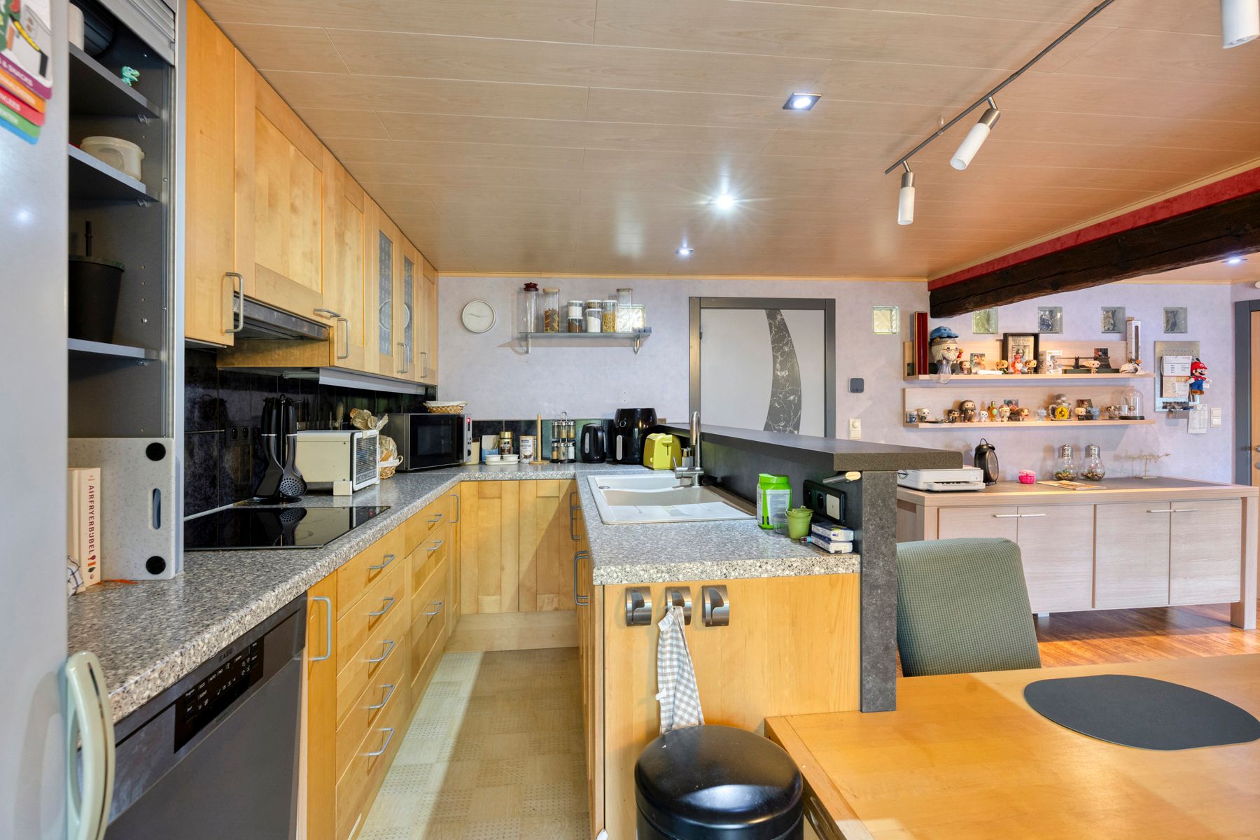 Zeer goed gelegen handelshuis + bovengelegen woonst en 2 kamers foto 13