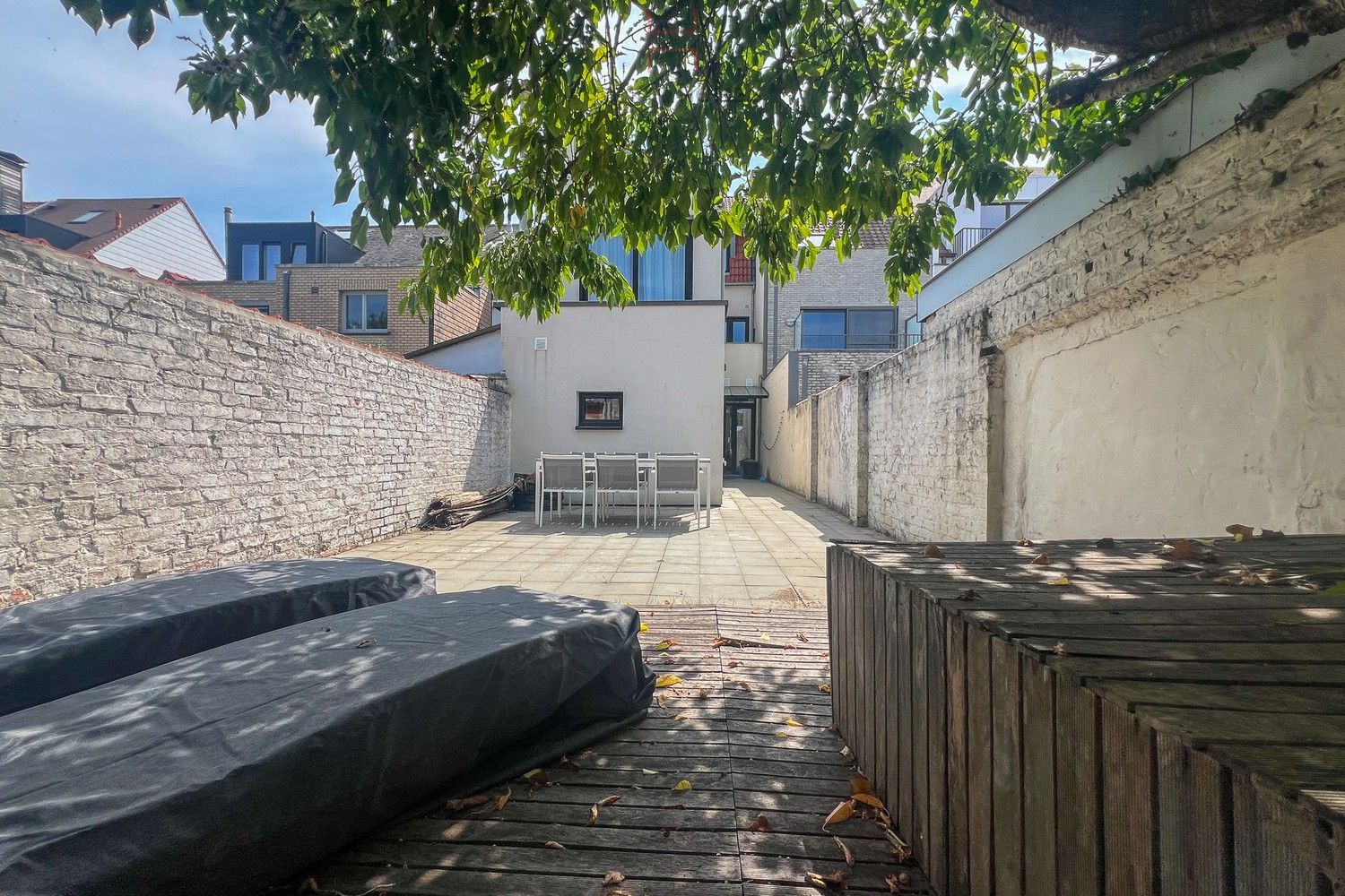 Instapklaar gelijkvloersappartement met twee slaapkamers in het centrum van Knokke, gelegen aan het levendige Gemeenteplein foto {{pictureIndex}}