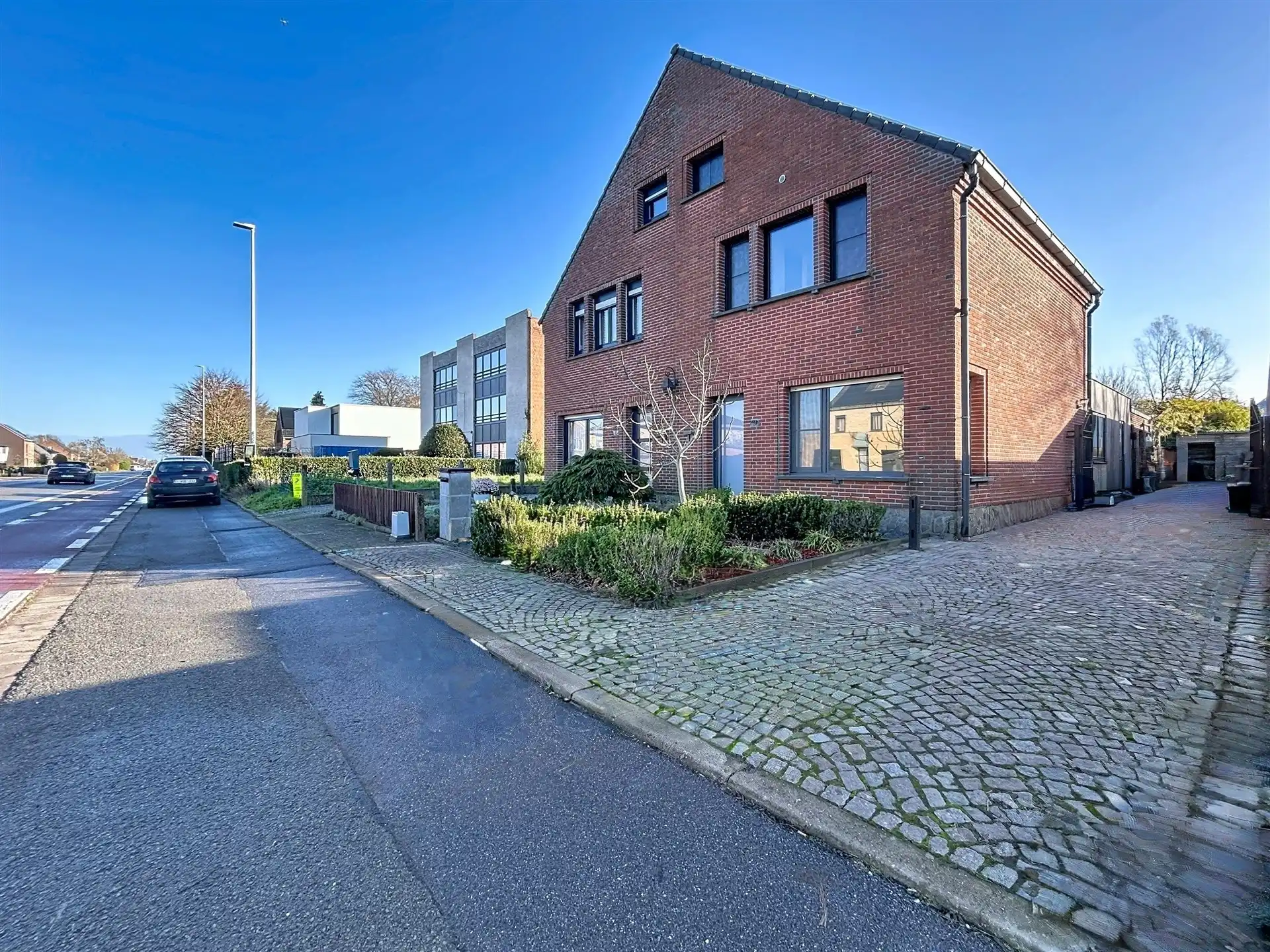 half open bebouwing met 4 slaapkamers op toplocatie foto {{pictureIndex}}