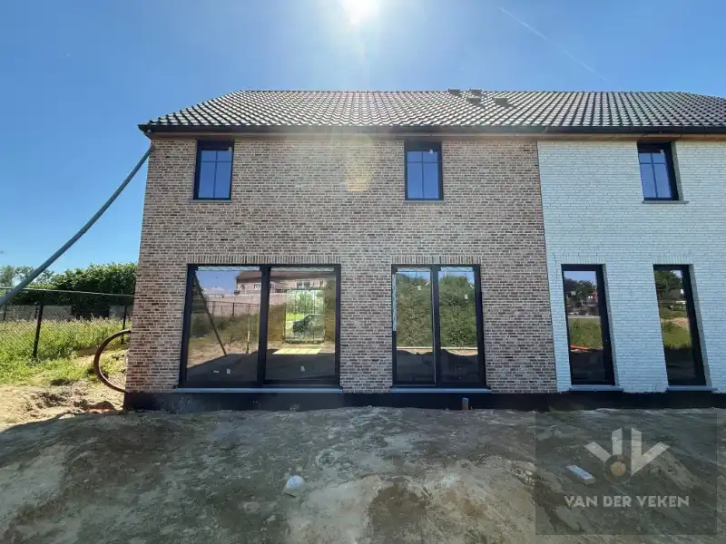 Moderne halfopen nieuwbouwwoning met 4 slaapkamers en 2 badkamers met carport foto 4