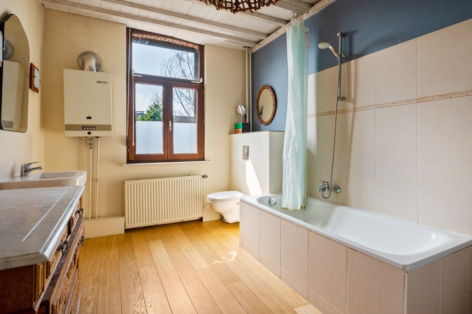 Charmante en lichtrijke woning met 2 slaapkamers en aangename groene tuin op toplocatie in Ekeren! foto 10
