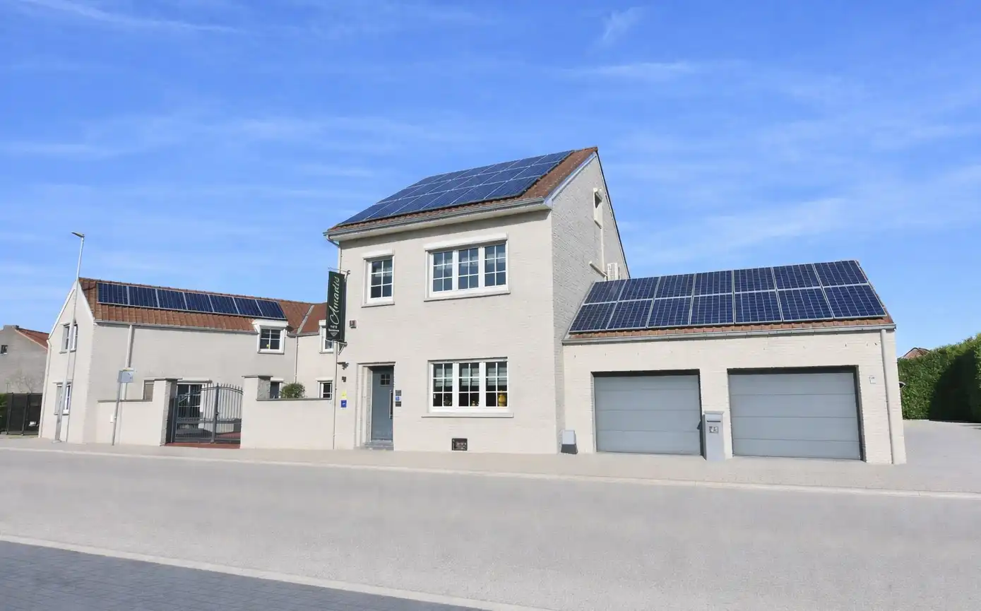 Karaktervolle woning met B&B in Veldwezelt foto 2