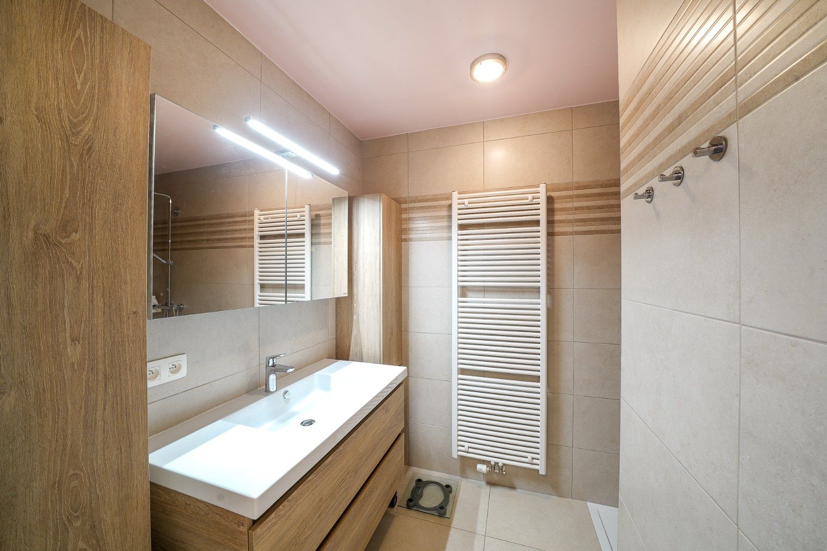 Instapklaar 2-slaapkamer appartement met voortuin en terras foto 13