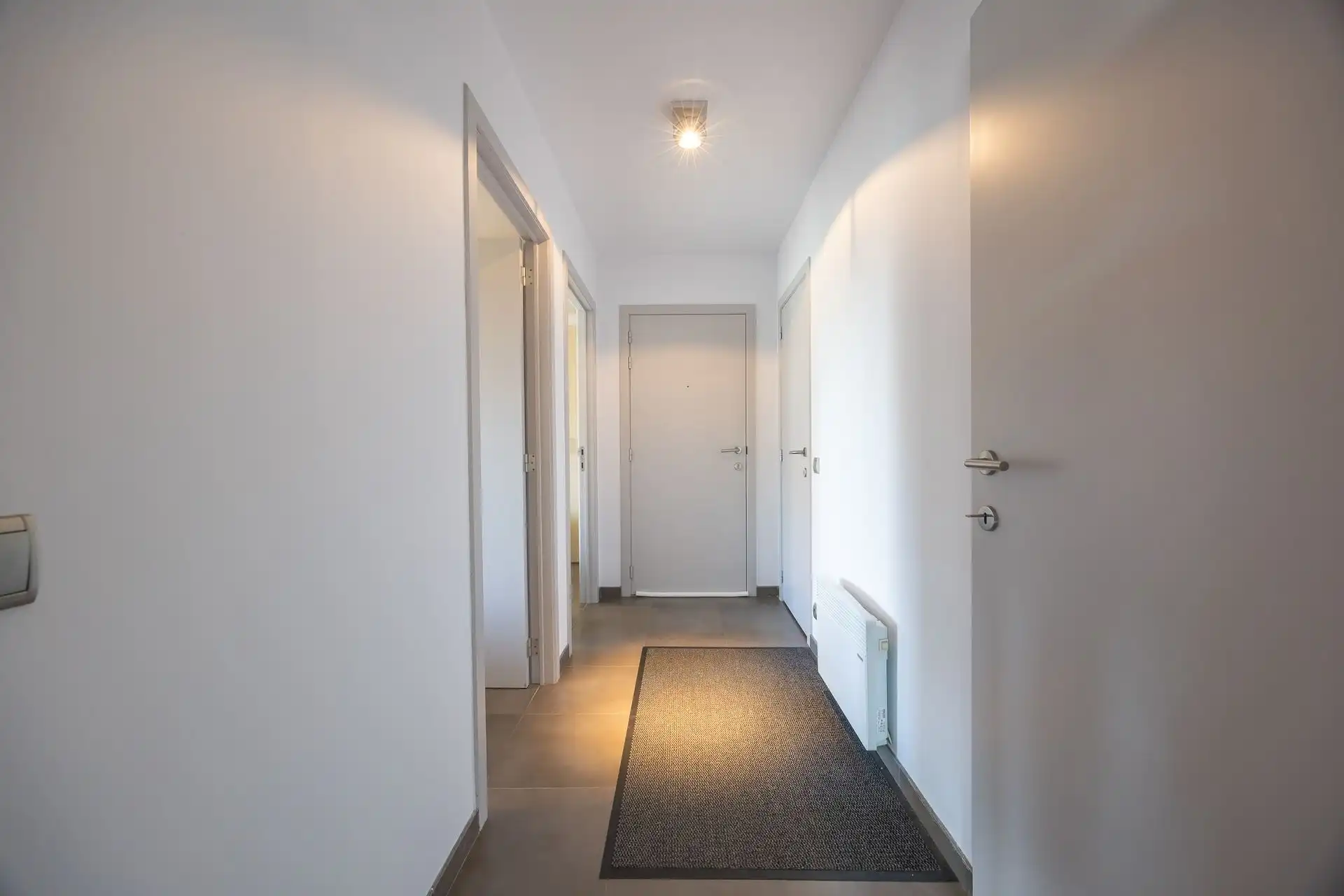 Zonnig 2 slpk hoekappartement met zuidgericht terras, garagebox, kelder en staanplaats foto 9