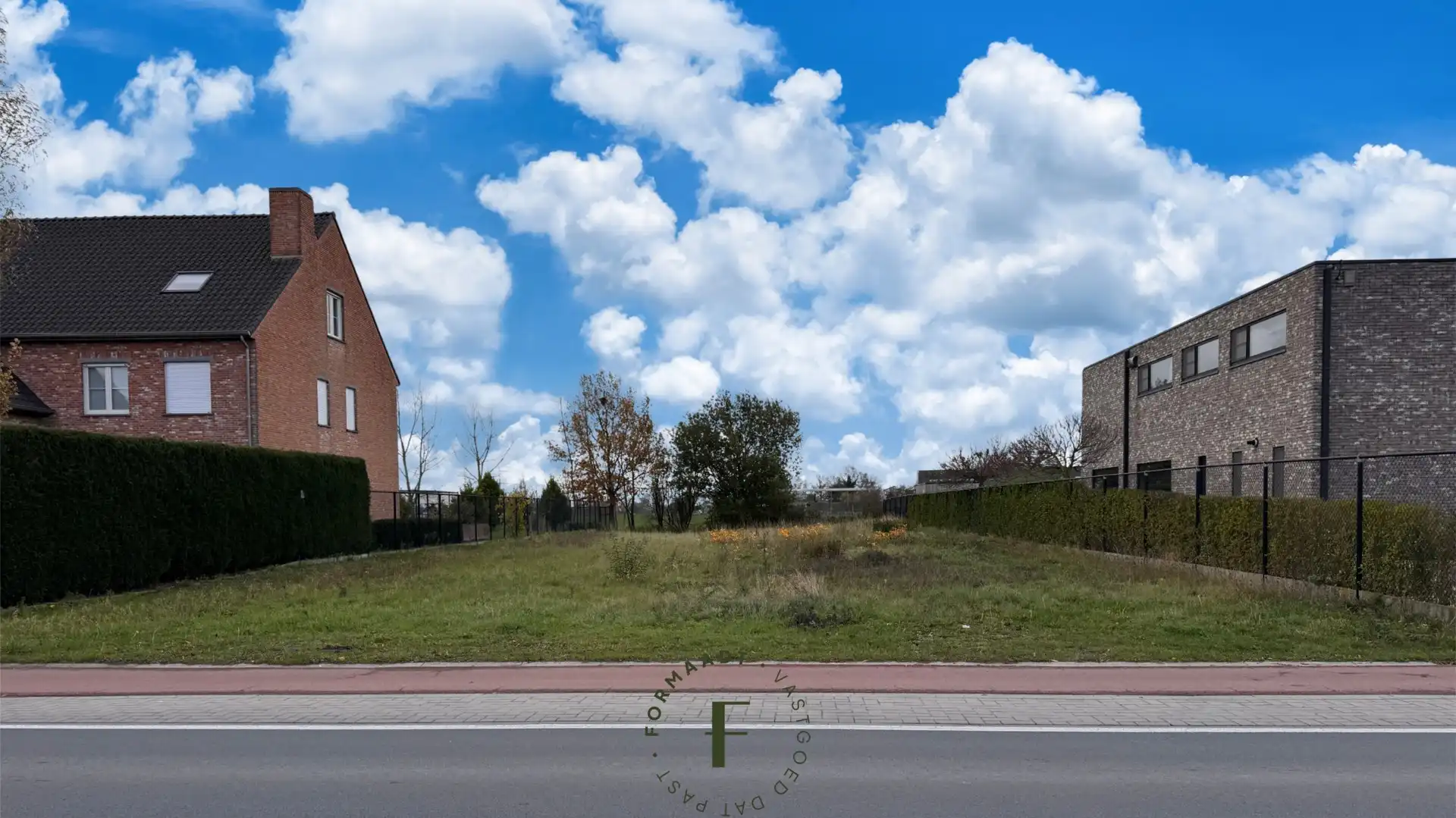 Ruim perceel bouwgrond van 1.159 m² met zuidoost oriëntatie foto {{pictureIndex}}