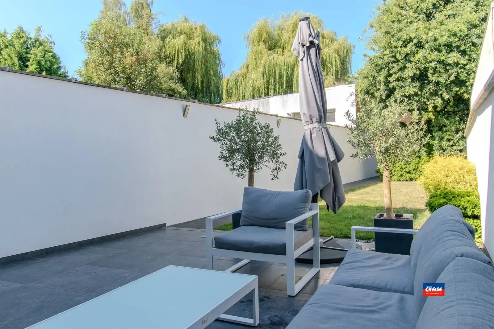 Gerenoveerde woning met terras, drie slaapkamers en garage foto 4