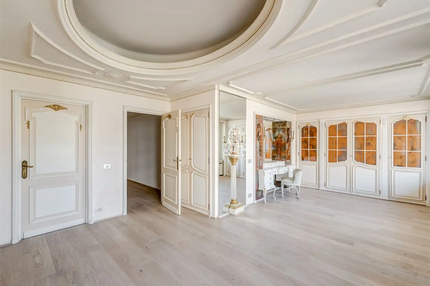 Ruim en lichtrijk 2-slaapkamerappartement (197 m²) met parkzicht en terras op toplocatie foto 12