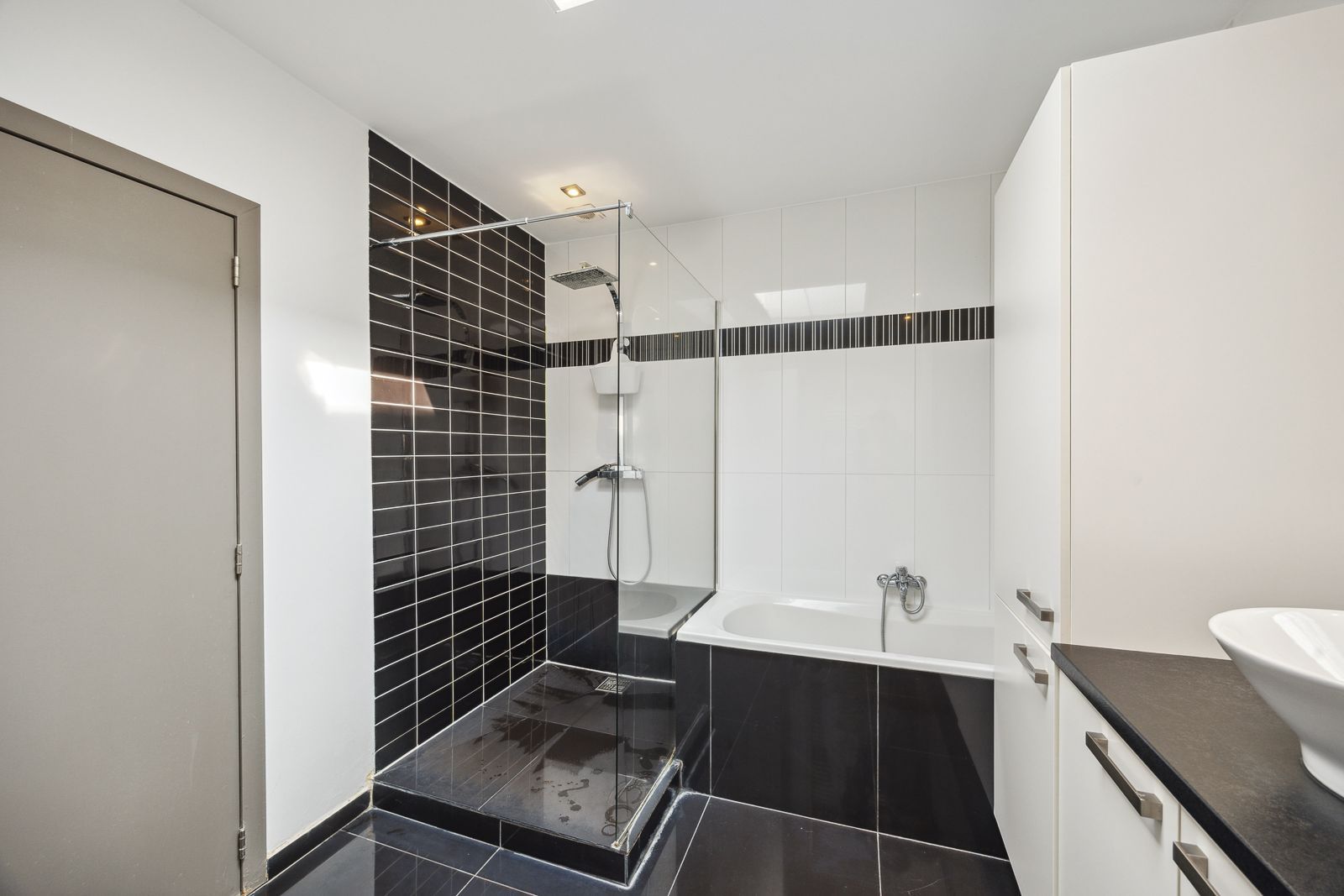 Instapklare duplex met commerciële ruimte op goede locatie te Brasschaat! foto 12